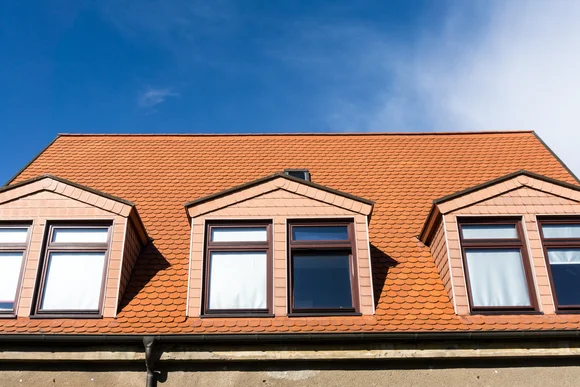 Drei Dachfenster in einem Ziegeldach